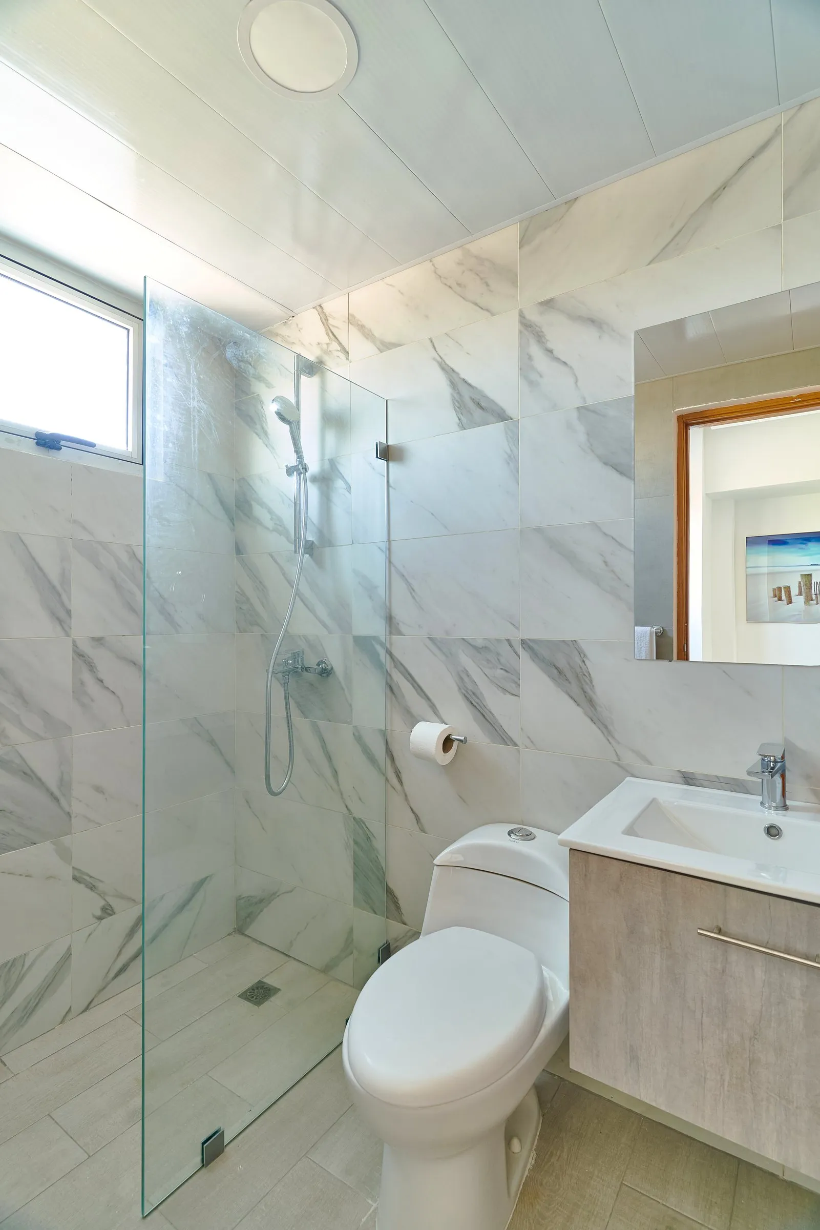 Central Suites Tower — Baño con ducha abierta de vidrio