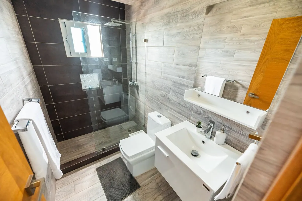 Central Park Tower — Baño con ducha de vidrio