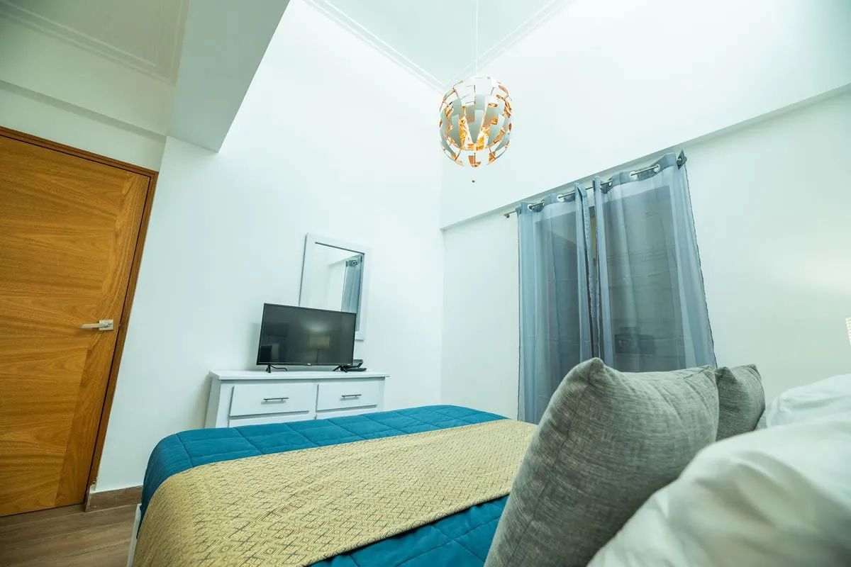 Central Park Tower — Habitación con cubrecama turquesa