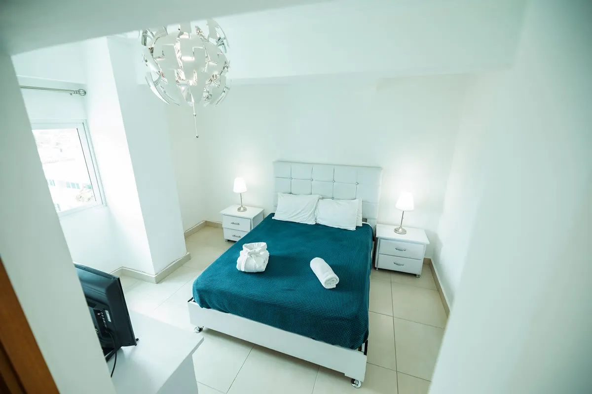 Central Park Tower — Habitación con cama doble y lámpara de araña