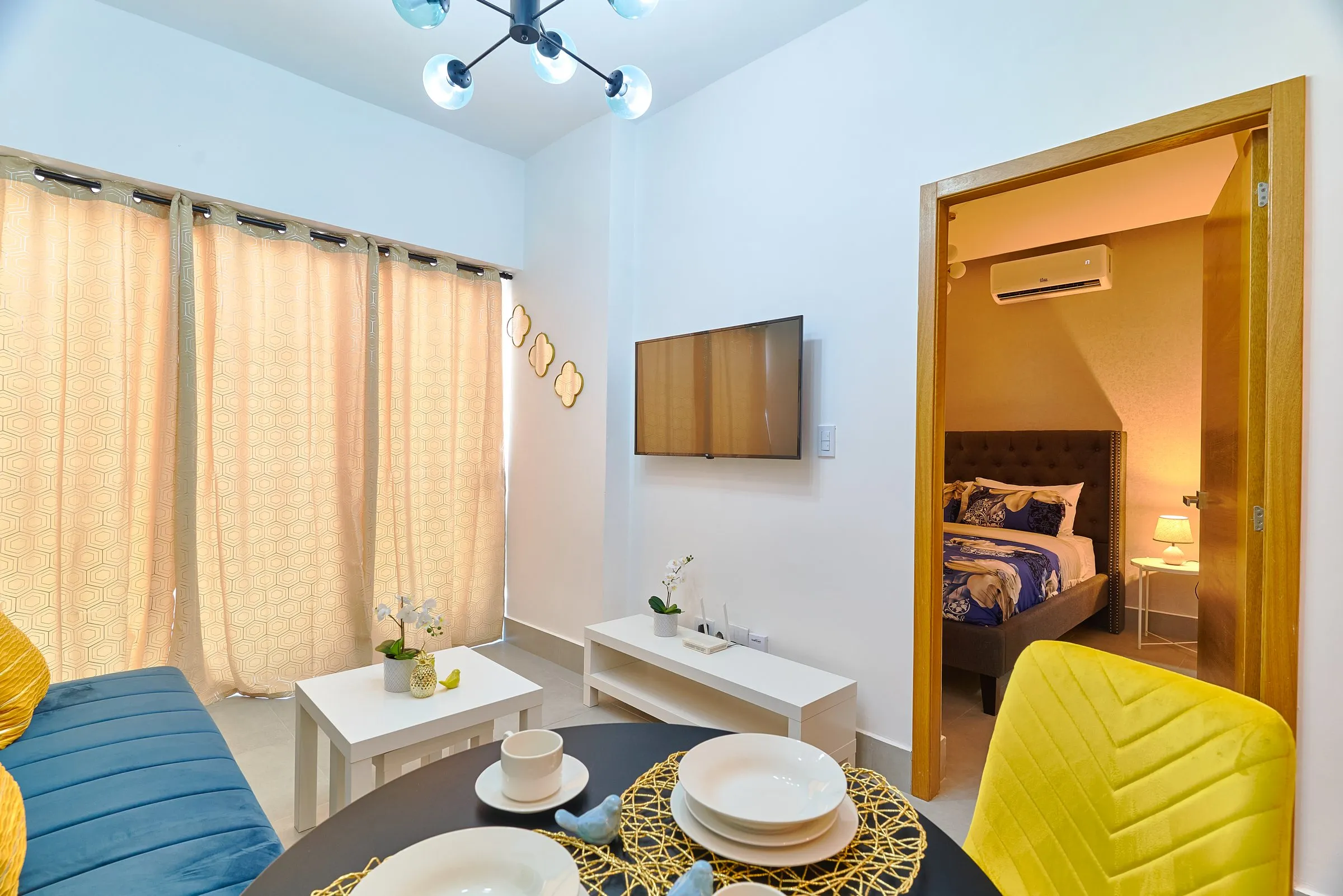 Central Suites Tower — Mesa de comedor y sofá en una suite amueblada