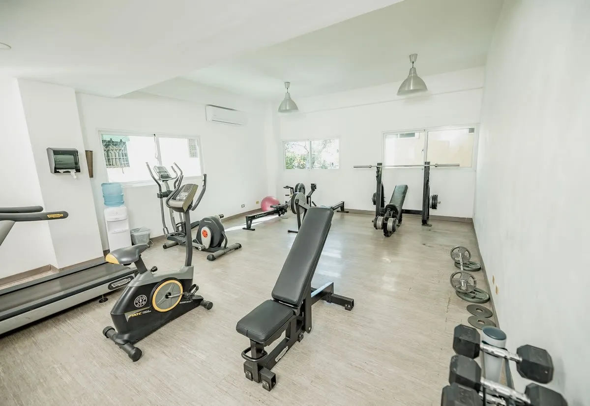 Central Park Tower — Gimnasio con equipos de cardio y pesas