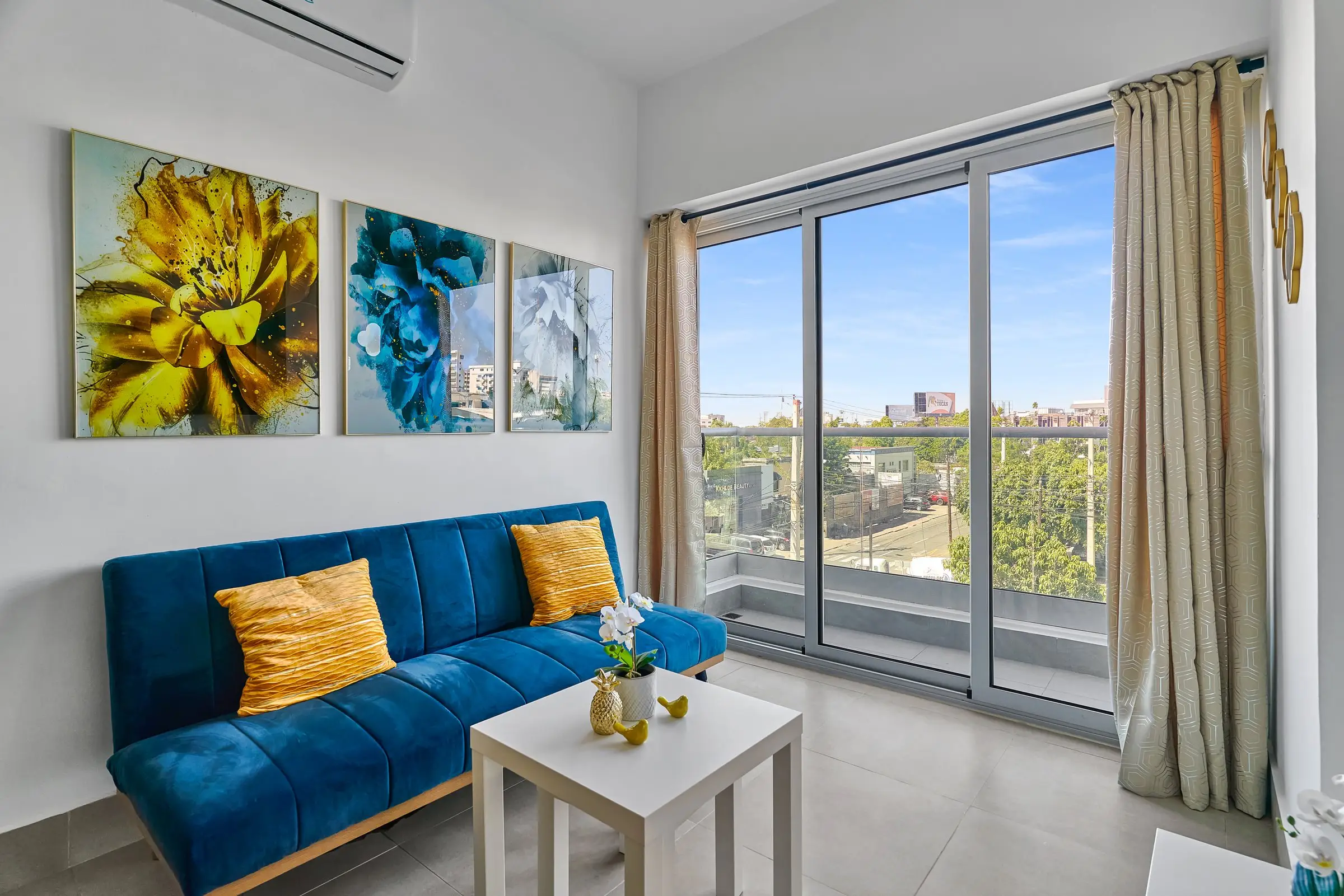 Sala amueblada de un apartamento en Central Suites Tower