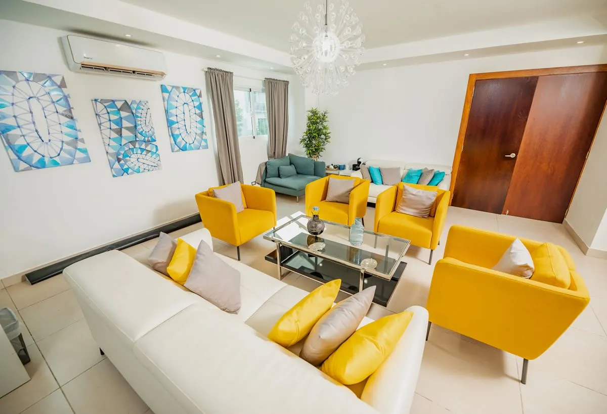 Sala con sillones amarillos en un apartamento de Central Park Tower