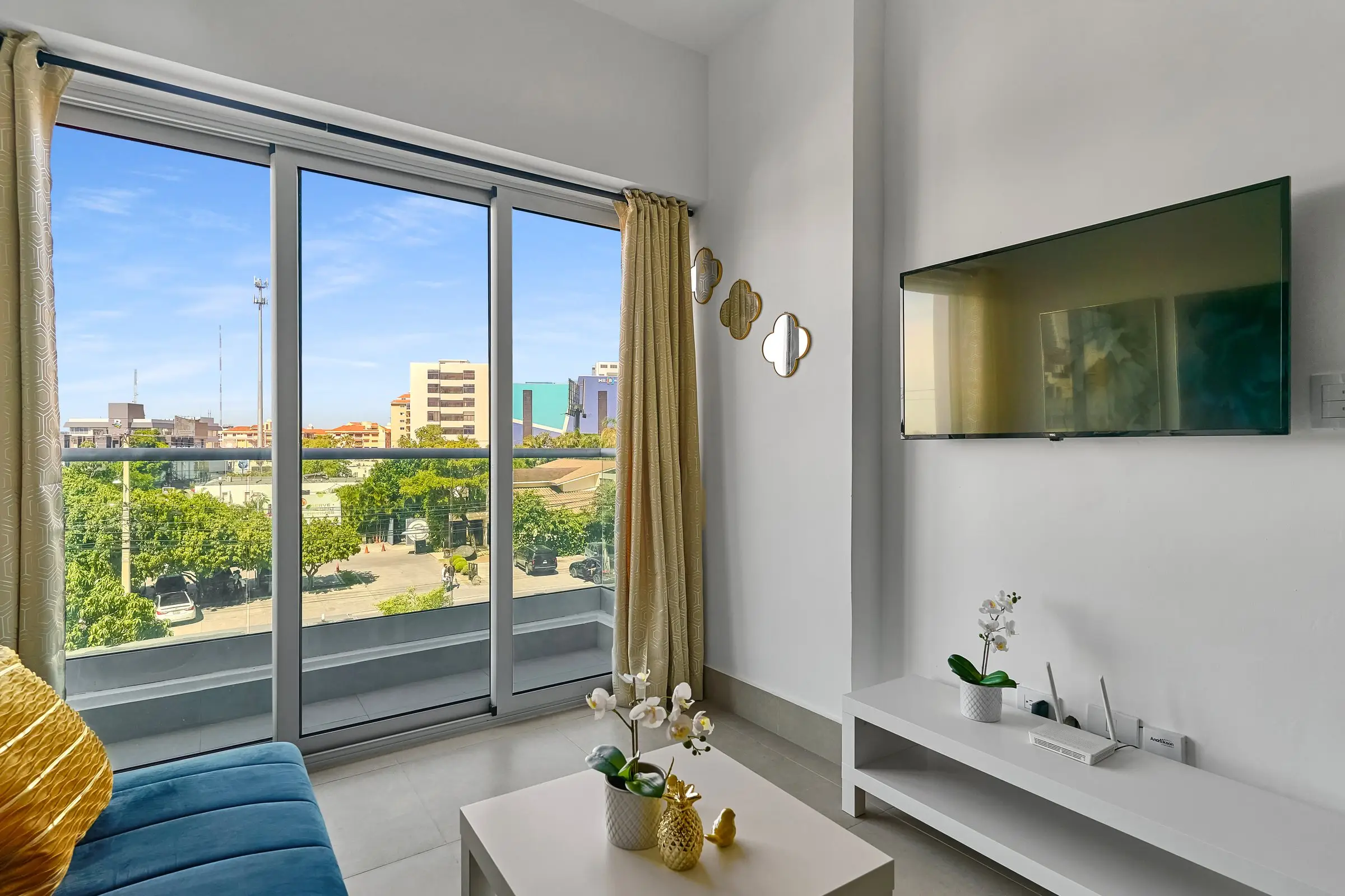 Sala con vista a la ciudad en un apartamento de Central Suites Tower