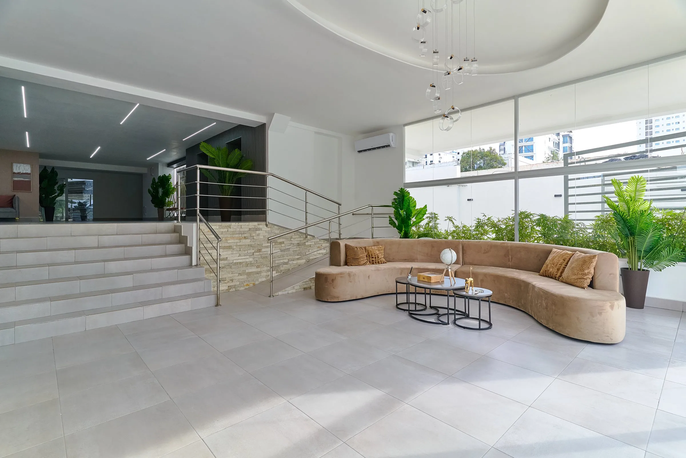 Central Suites Tower — Lobby con escalera y área de estar