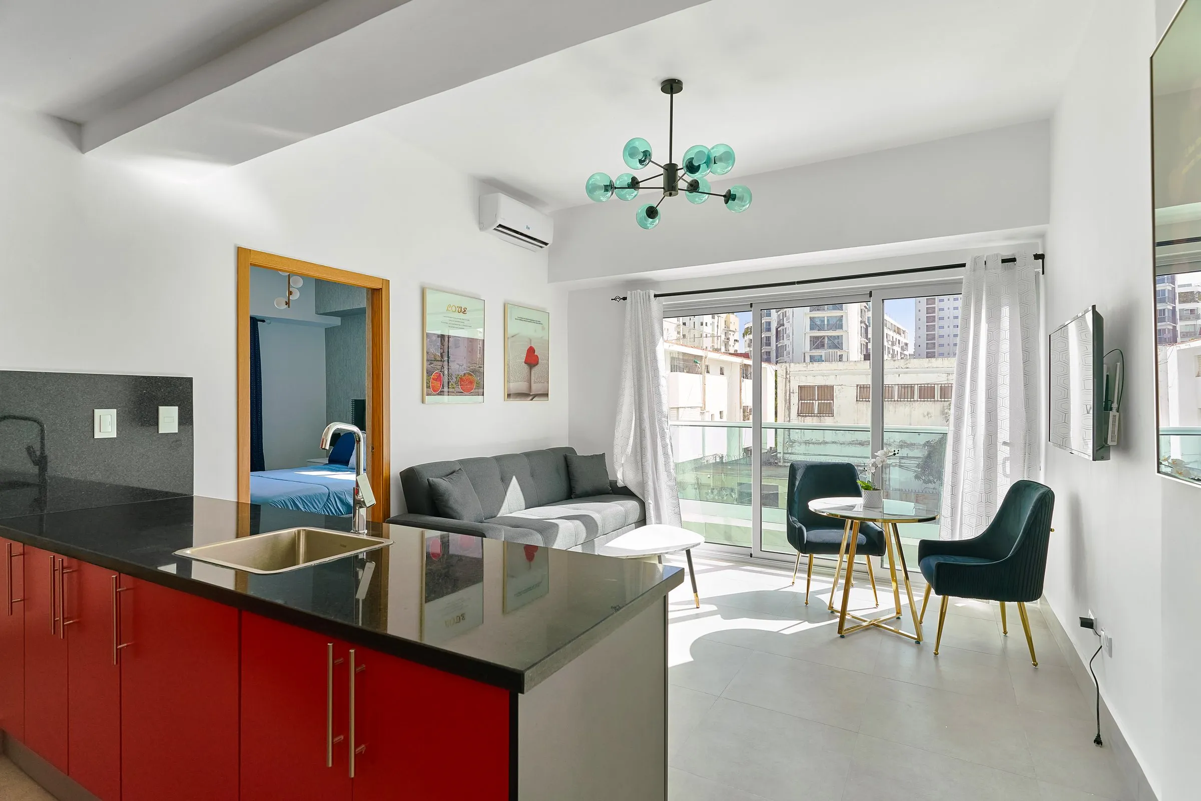 Central Suites Tower — Cocina y sala de concepto abierto