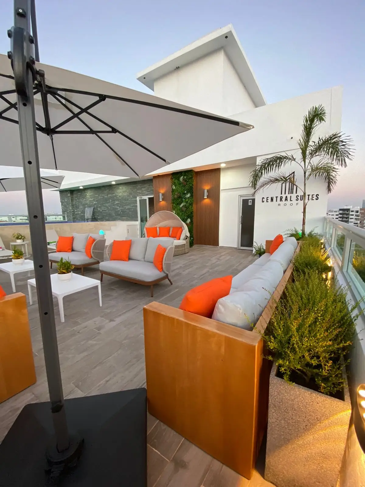 Lounge con ombrelloni sul rooftop della Central Suites Tower