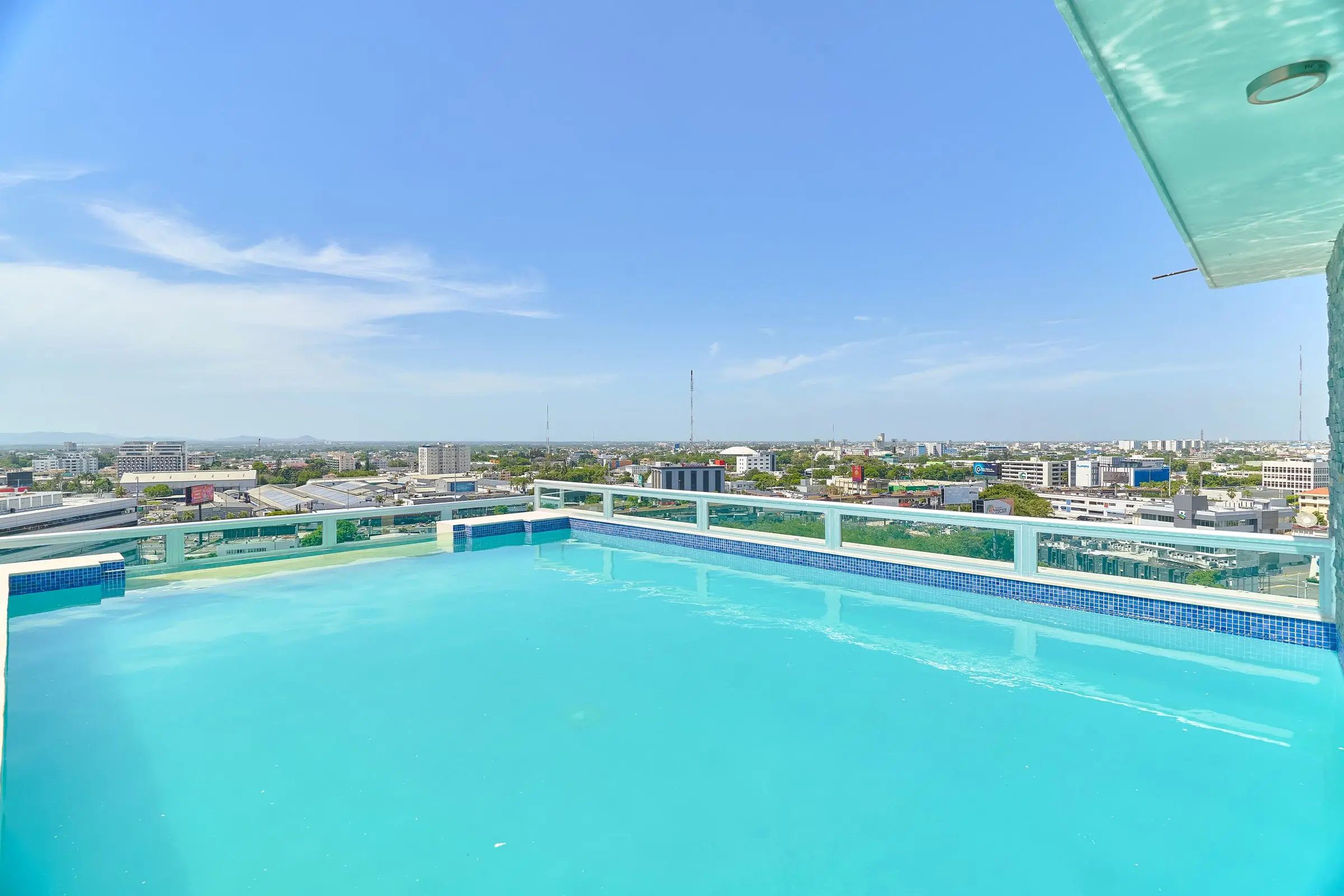 Piscina en la azotea de Central Suites Tower con vista a Santo Domingo