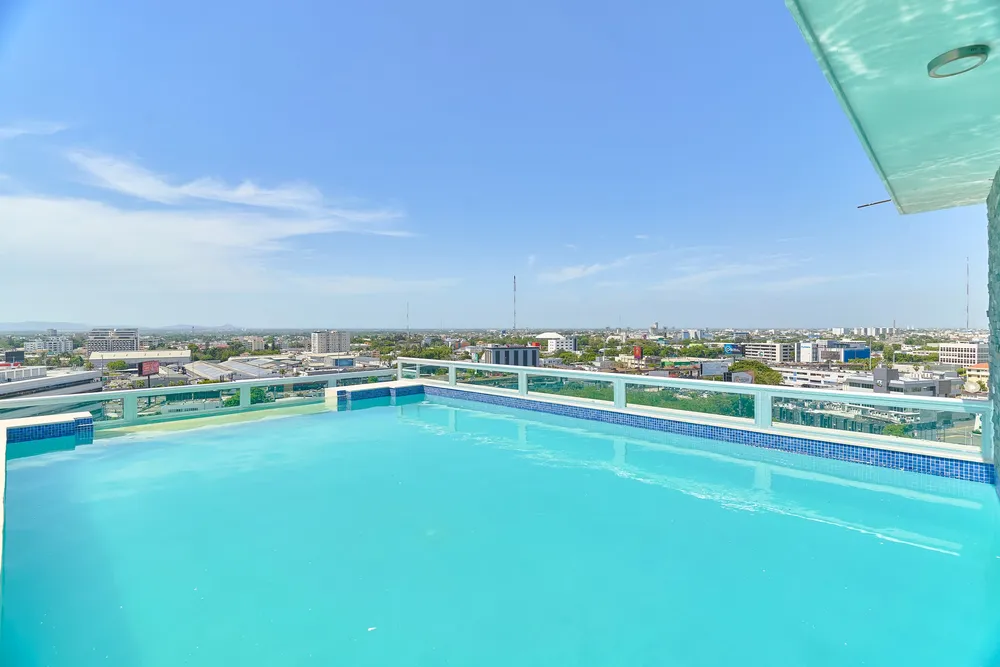 Central Suites Tower — Rooftop swimming pool with views over Santo Domingo