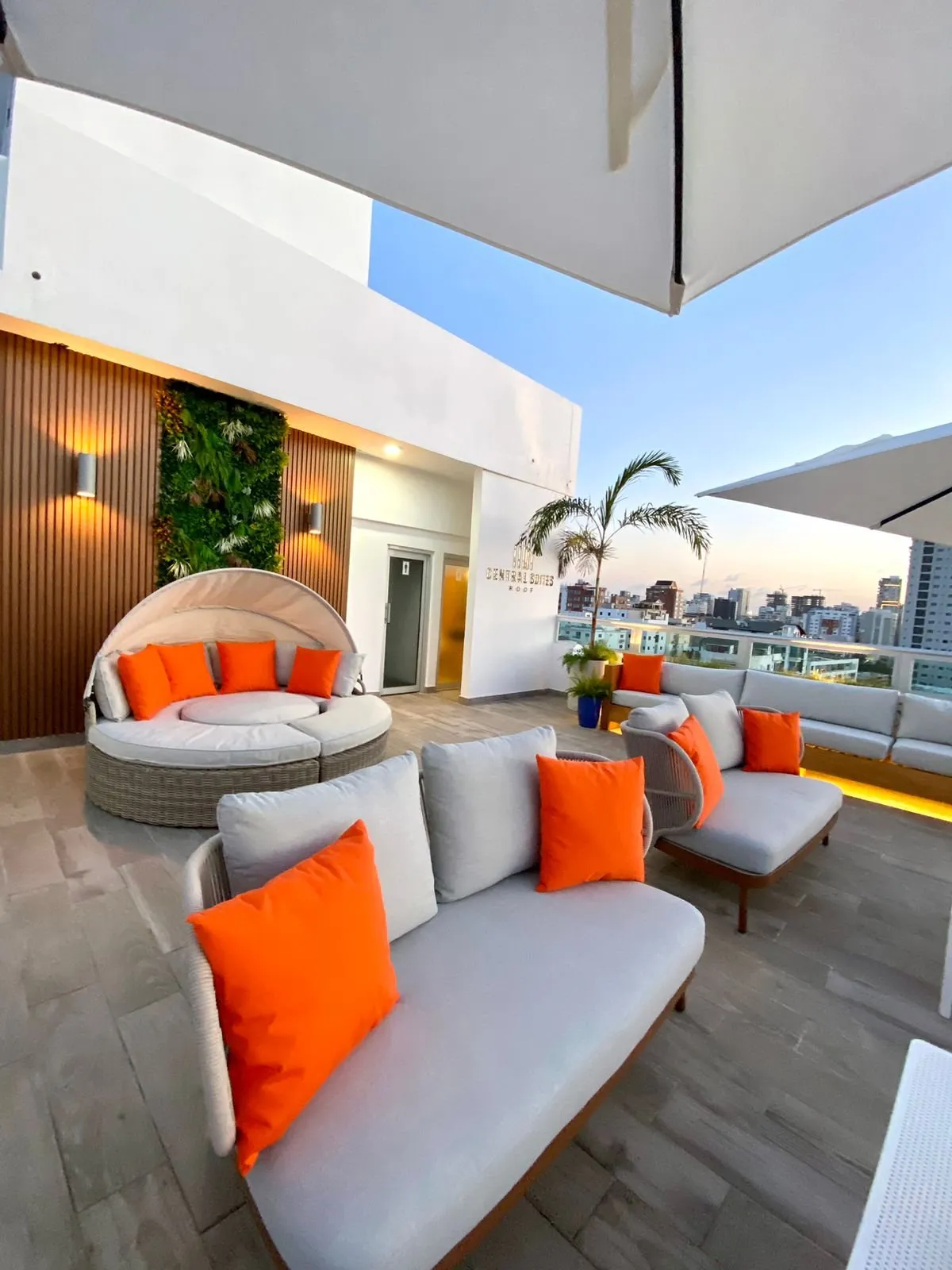 Terrazza sul rooftop della Central Suites Tower con lo skyline di Santo Domingo