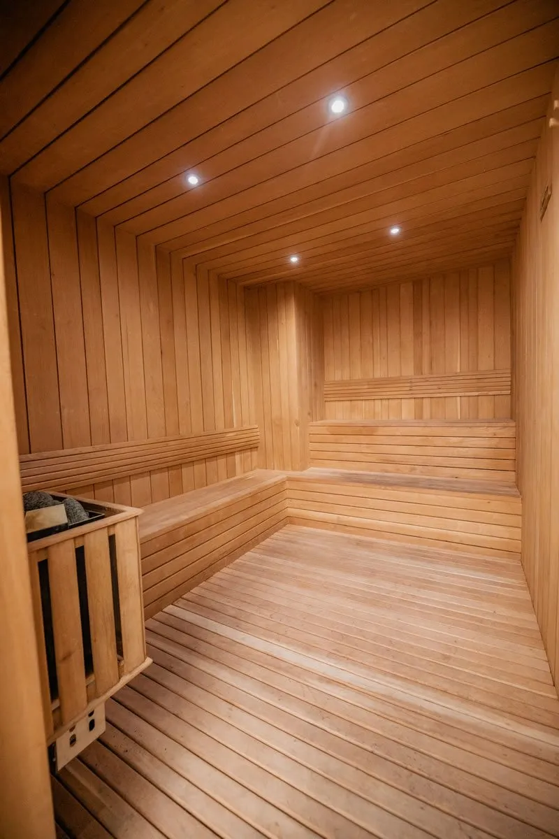 Central Park Tower — Sauna con revestimiento de madera
