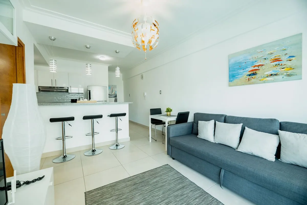 Central Park Tower — Apartamento de concepto abierto con sofá y barra de desayuno