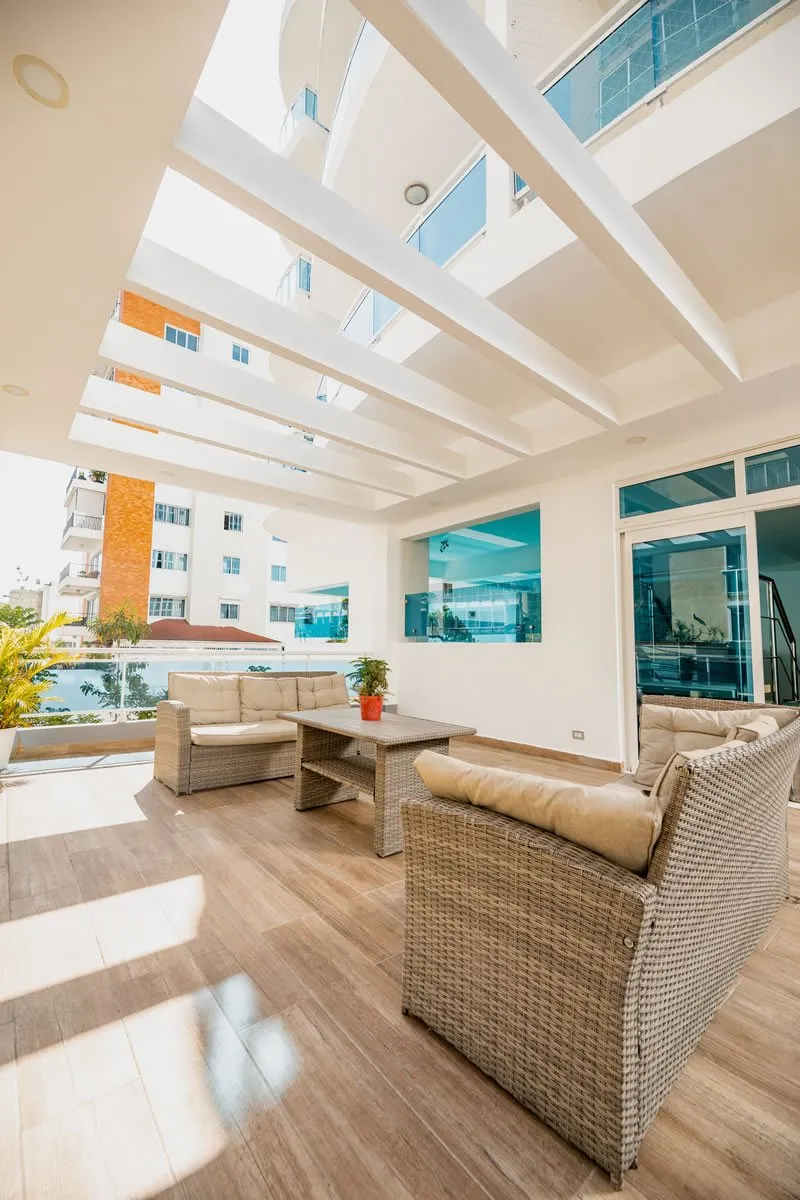 Central Park Tower — Lounge en la terraza con muebles de mimbre
